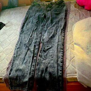 They are empyre they are a size 2 they are gray